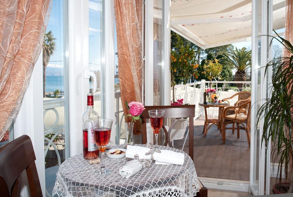 Molfetta Beach Hotel Гувия Екстериор снимка