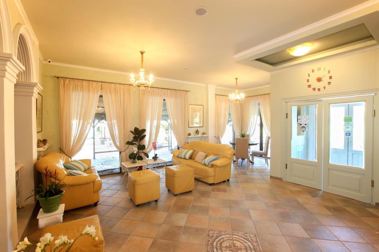 Molfetta Beach Hotel Гувия Екстериор снимка