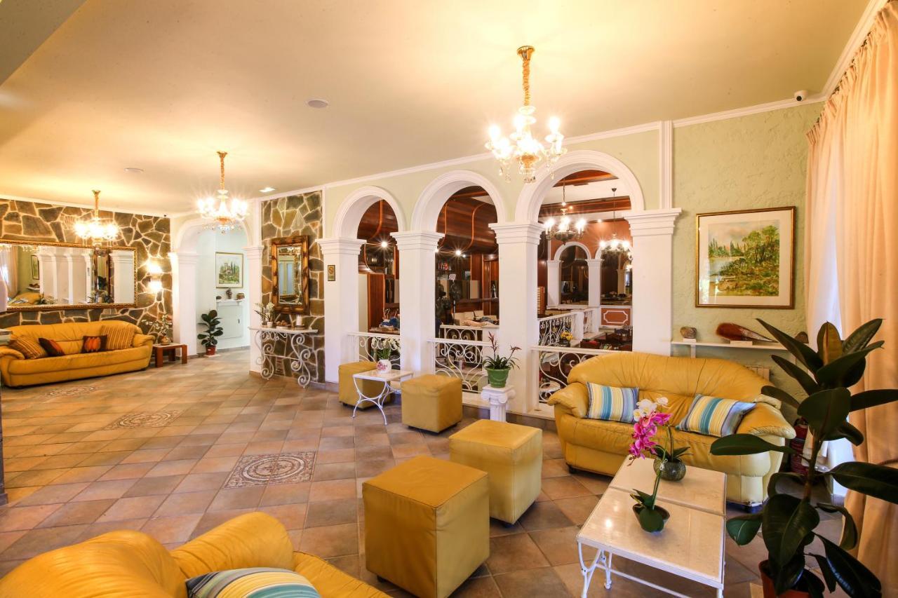 Molfetta Beach Hotel Гувия Екстериор снимка