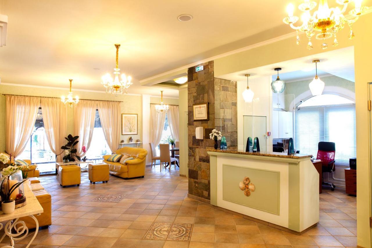 Molfetta Beach Hotel Гувия Екстериор снимка