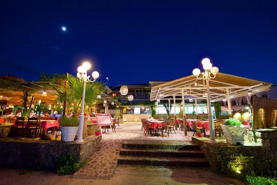 Molfetta Beach Hotel Гувия Екстериор снимка