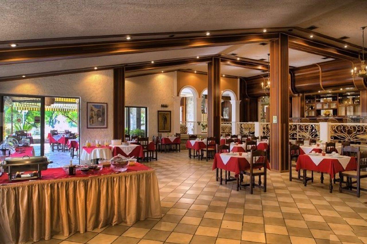 Molfetta Beach Hotel Гувия Екстериор снимка